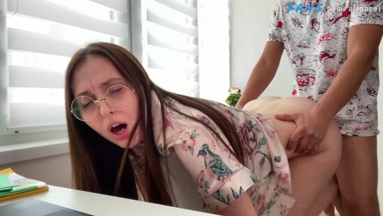 Молодая мачеха сосет крепкий член пасынка и подставляет киску для проникновения, чтобы отучить его дрочить