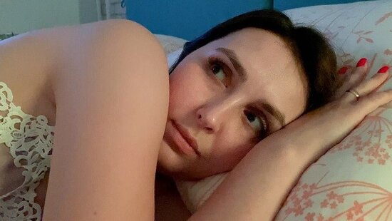 Мачеха с сочной задницей поселилась с пасынком в одном гостиничном номере, чтобы заняться сексом