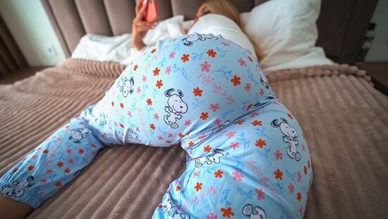 Молоденькая блондинка специально не закрыла дверь в спальню, чтобы пришел отчим и трахнул ее в пилотку